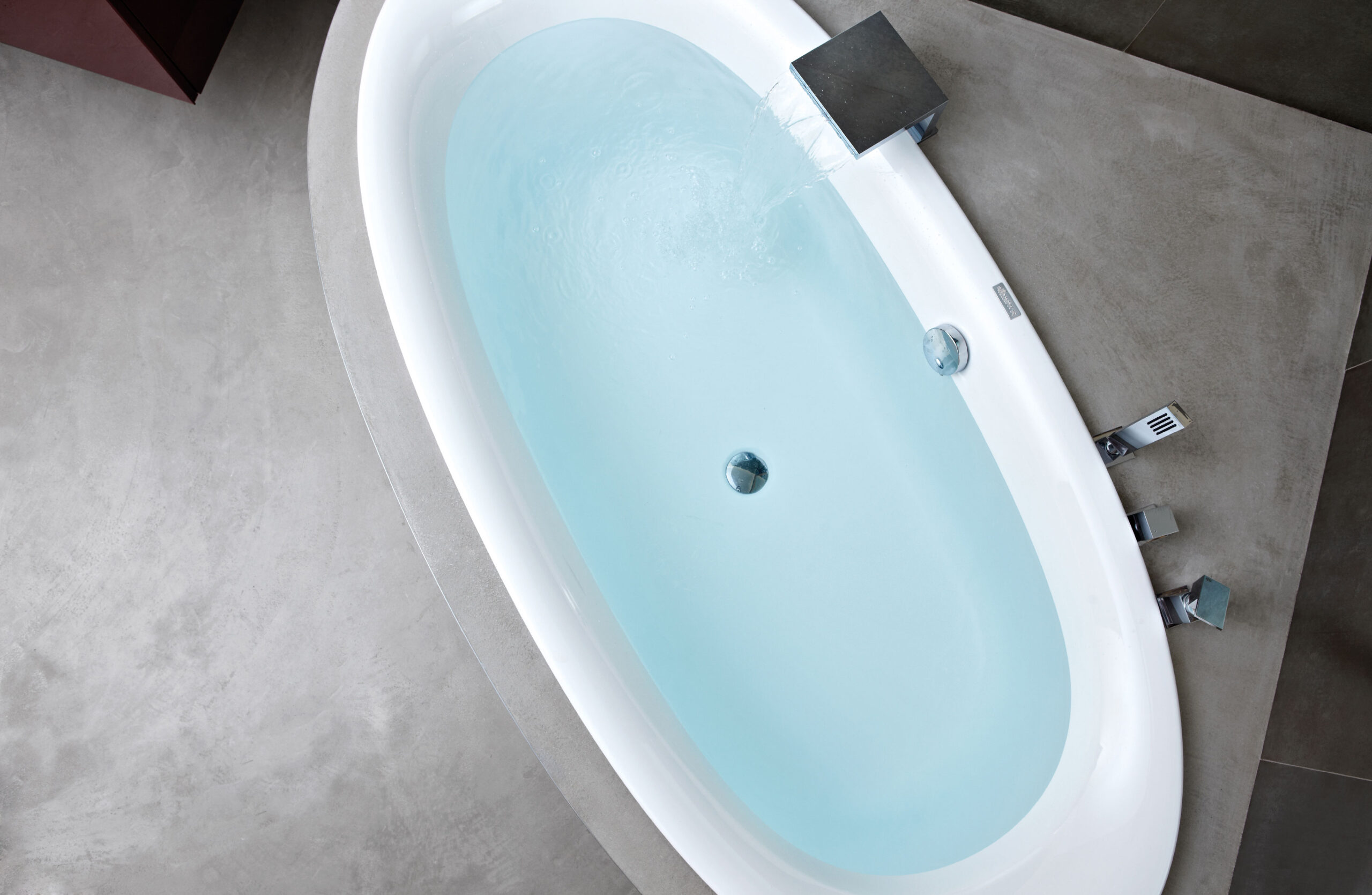 Il microcemento Microtopping® grigio chiaro applicato in bagno