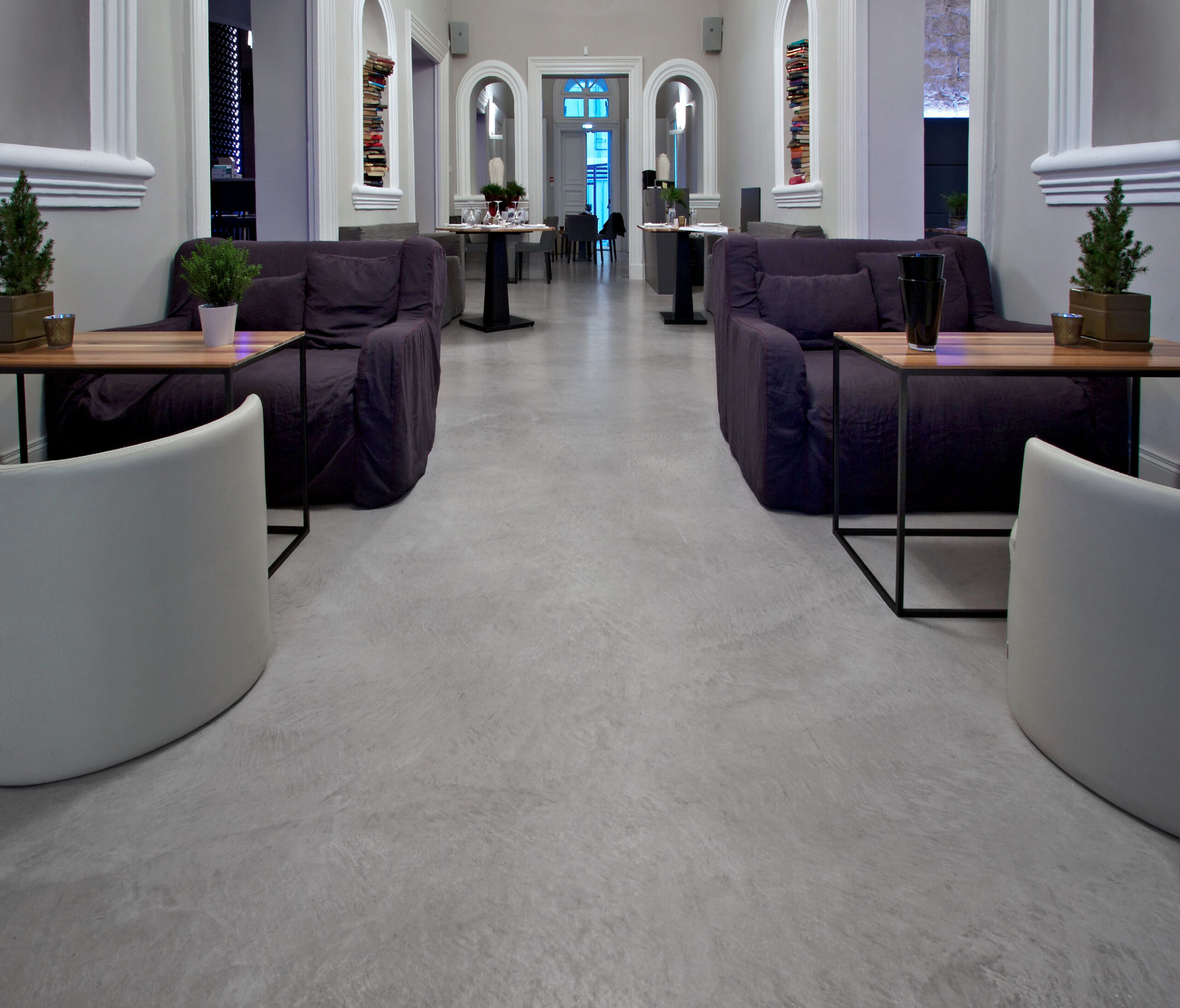 Pavimento in microcemento Microtopping® in un ambiente pubblico