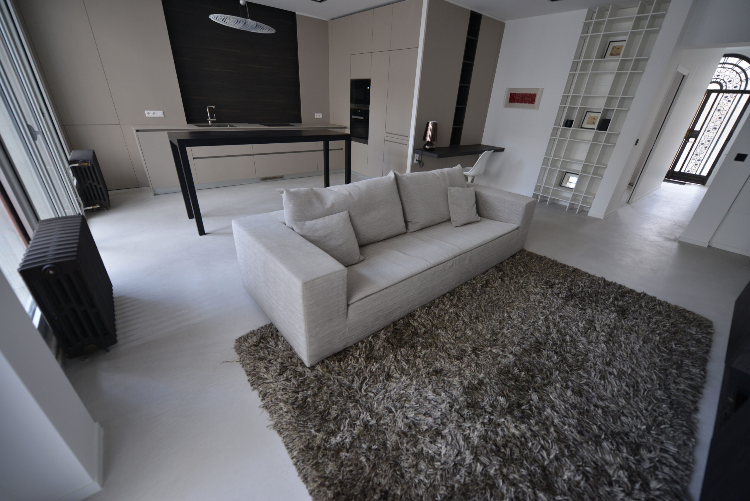 Stile essenziale con il pavimento in microcemento Microtopping® in soggiorno
