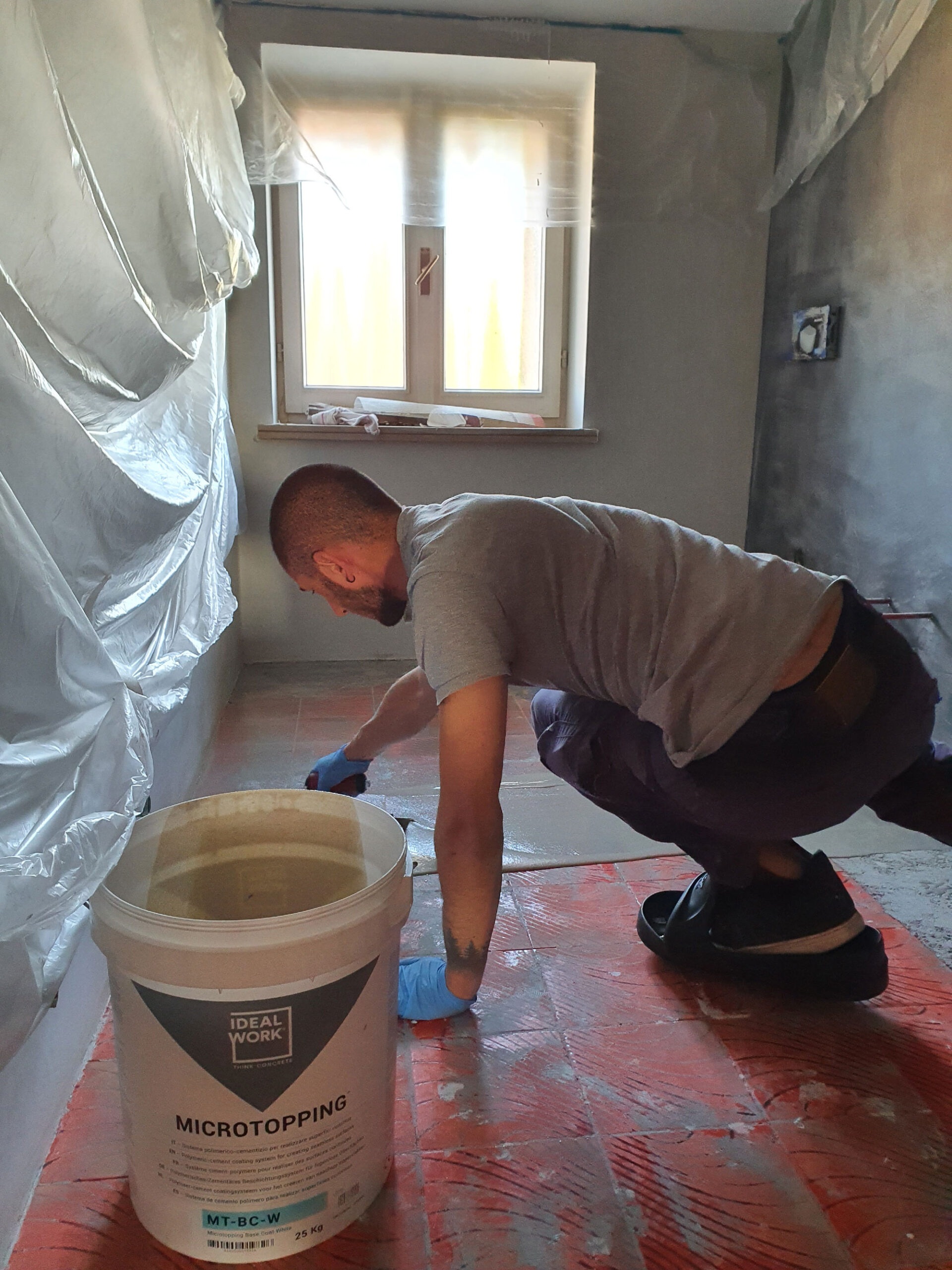 Applicazione del microcemento Microtopping® su un vecchio pavimento