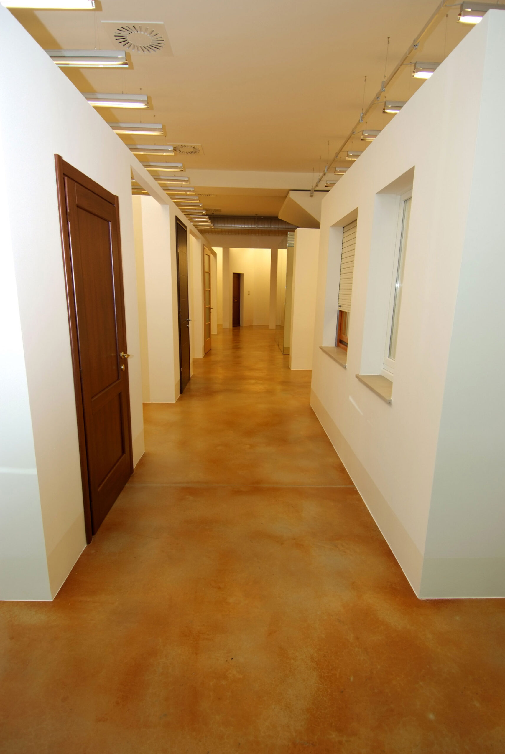 Zona di passaggio con pavimento acidificato nei toni ocra