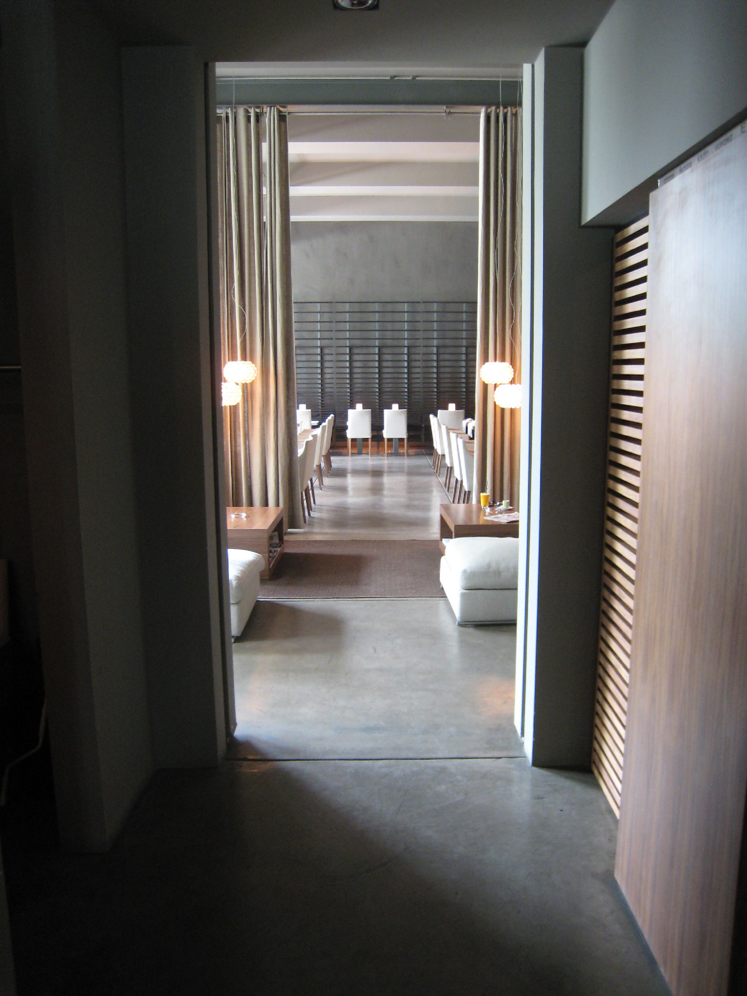 Pavimento in cemento Nuvolato Architop® in un ristorante dallo stile essenziale