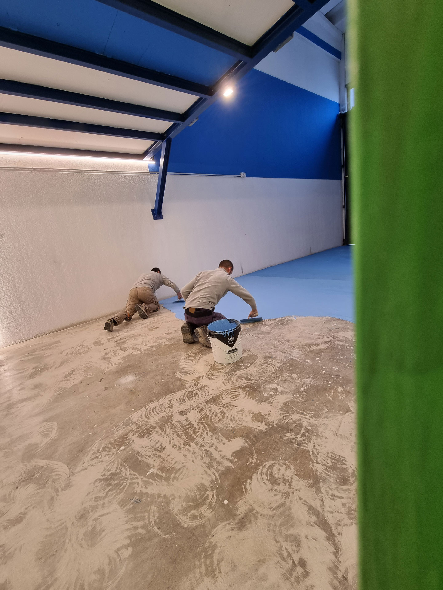 Palestra: i Maghi del Frattazzo applicano prima mano di Rasico