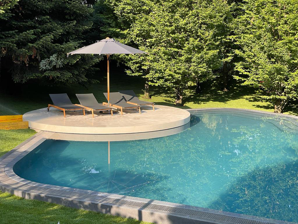 Piscina con solarium per Villa Cristina a Civenna rivestita con Rasico® Touch di Ideal Work. DOPO