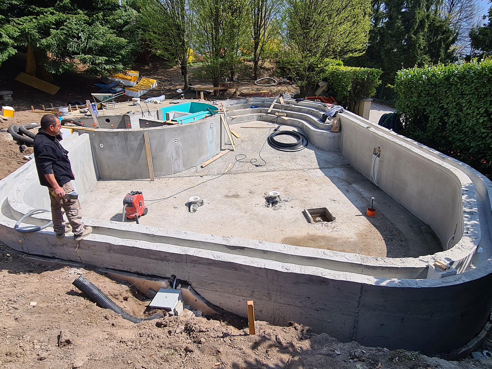 Piscina in costruzione a Civenna. PRIMA