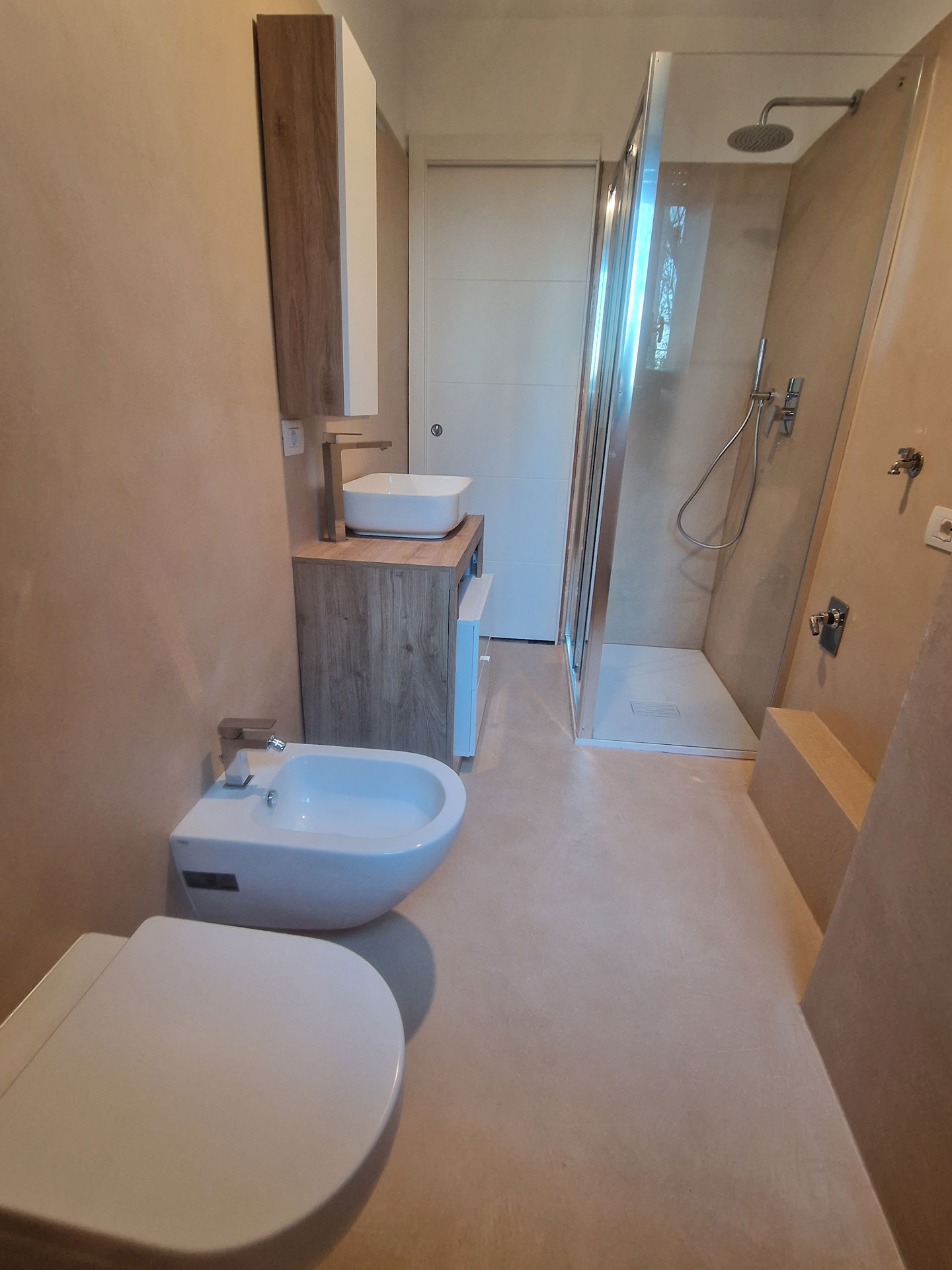 Bagno rinnovato con microcemento Microtopping® nei colori grigio e antracite